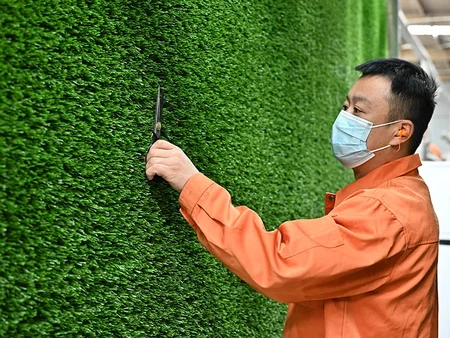 فحص جودة العشب في منتصف العملية