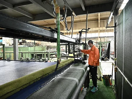 عملية طلاء الجهة الخلفية لسجاد العشب الصناعي