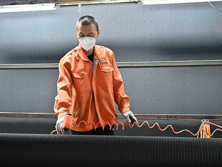 عملية طلاء الجهة الخلفية لسجاد العشب الصناعي