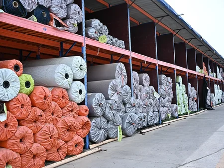 تغليف المنتجات الجاهزة ووضعها في المستودع